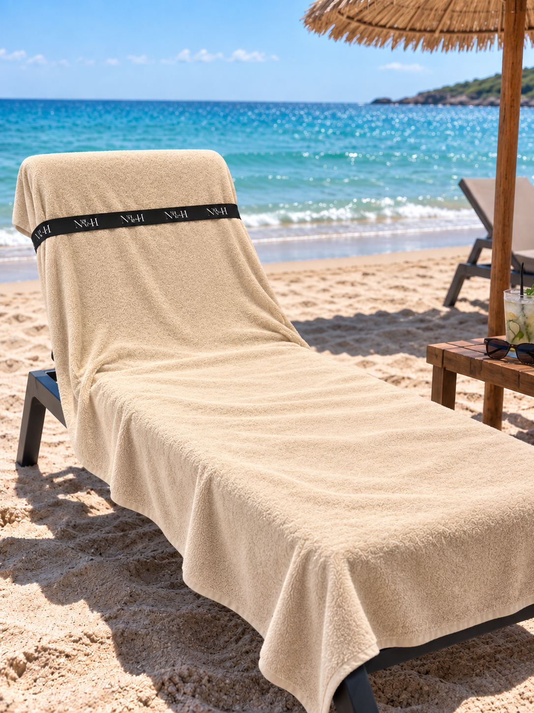 BUCKLE 2-in-1 badlaken op een strandstoel